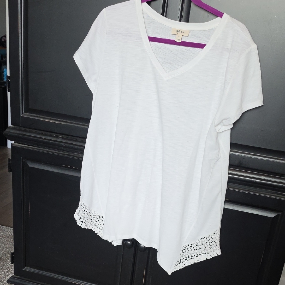 SALE!! Apt. 9 White V‑Neck Short Sleeve Tee with Crochet Hem